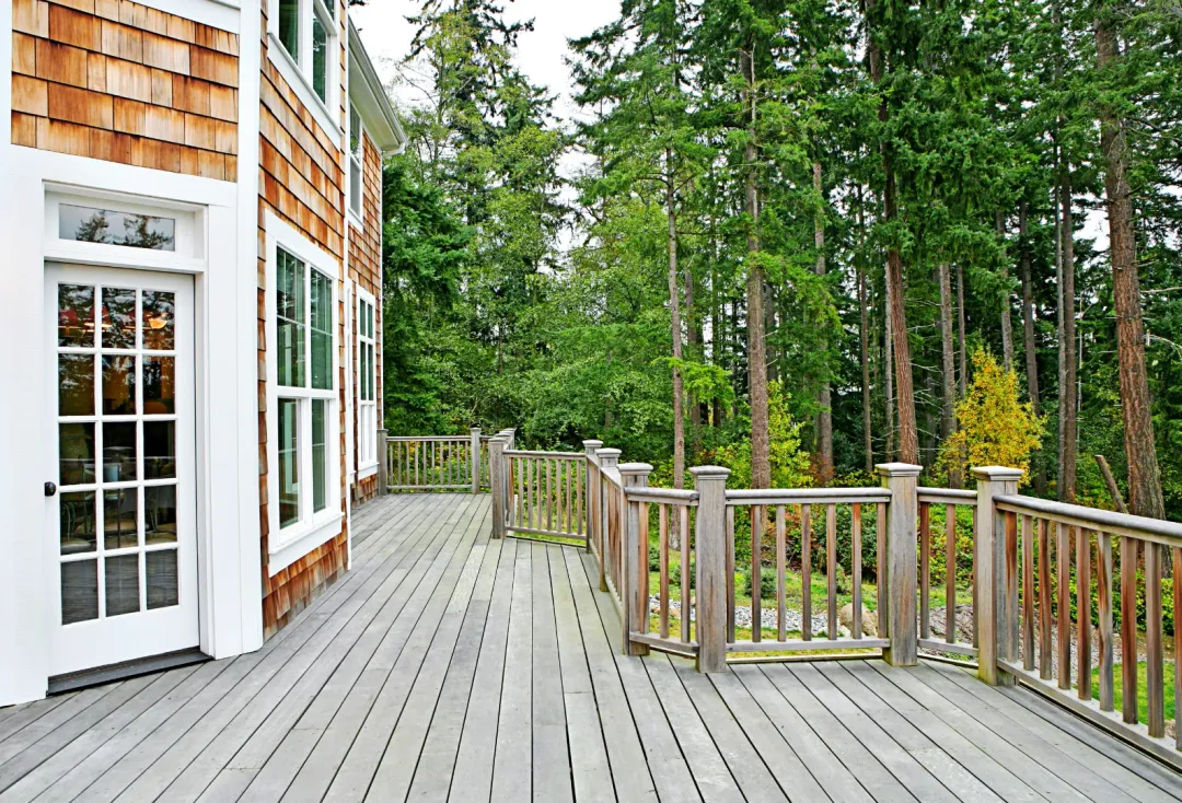 A cleaned deck entrance of a house